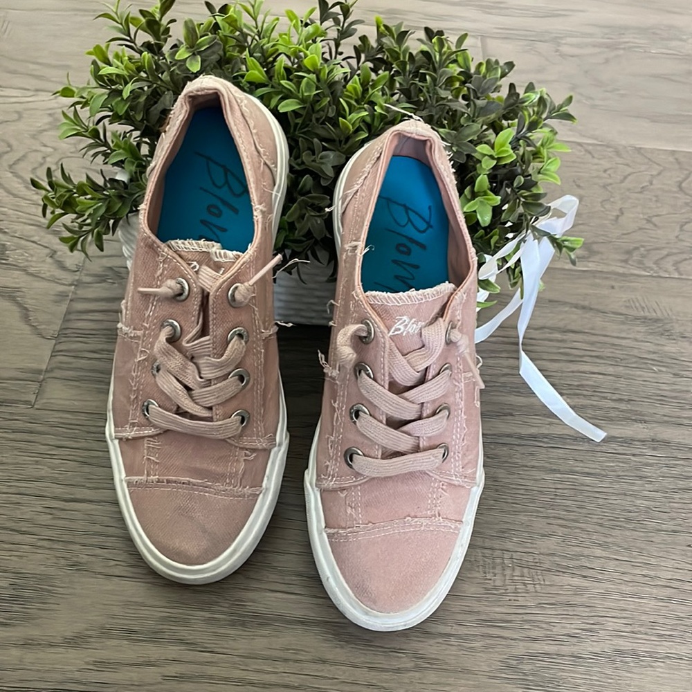 Woman’s pink shoes sz 8/ blowfish